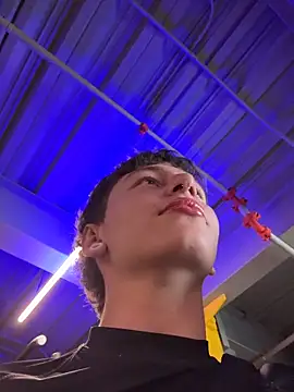 ARON LUXX online show from April 2026 05:06:01 PM