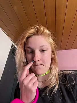 ViviLuu online show from April 2026 11:37:01 AM