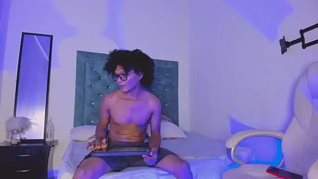 LatinoDark online show from March 2026 03:45:02 AM