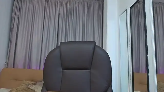 Mia Naive online show from March 2026 12:27:02 PM