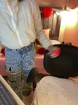 Snapshot of alahia_pink chatting on February 2026 03:24:02 AM alahia pink online show from February 2026 03:24:02 AM