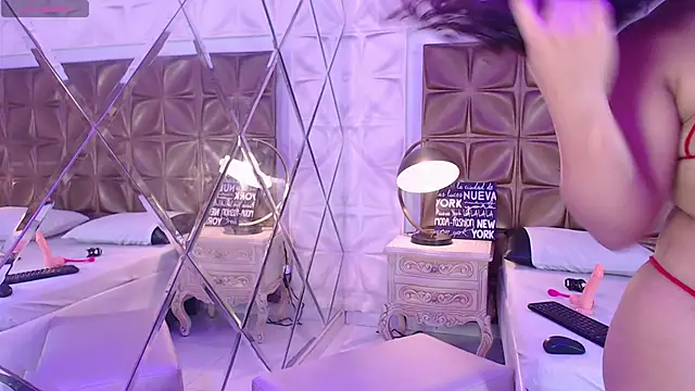 LunaJohns online show from April 2026 12:34:02 PM