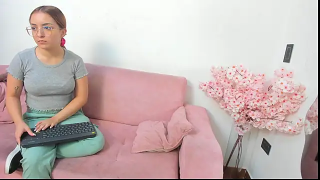 Snapshot of Kitty_f00x chatting on July 2026 01:04:01 PM Kitty f00x online show from July 2026 01:04:01 PM