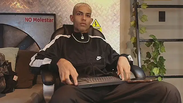 ItsZairen online show from February 2026 04:20:01 AM