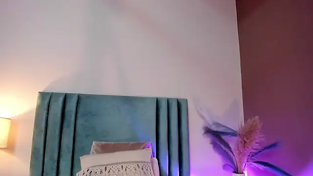 AndraCyruss online show from February 2026 12:22:02 AM