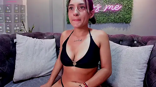 Snapshot of danielebeck chatting on February 2026 07:45:01 PM danielebeck online show from February 2026 07:45:01 PM