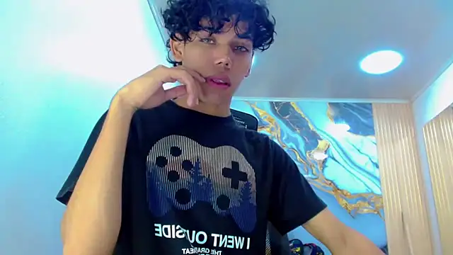 Snapshot of DaviidBuckx_ chatting on February 2026 02:18:02 AM DaviidBuckx online show from February 2026 02:18:02 AM