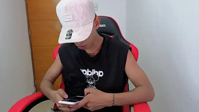 Snapshot of Niklausxxx chatting on February 2026 05:28:02 PM Niklausxxx online show from February 2026 05:28:02 PM