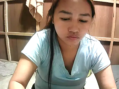 Snapshot of Cloudette_17 chatting on February 2026 09:32:01 AM Cloudette 17 online show from February 2026 09:32:01 AM