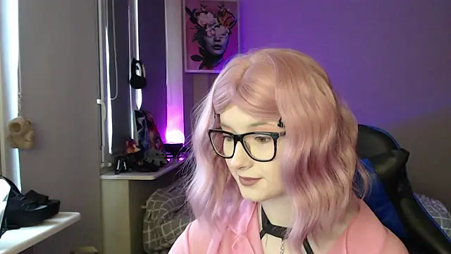 LunaXcherry online show from April 2026 04:40:01 PM