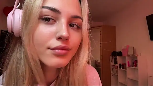 Snapshot of Evva_mayy chatting on February 2026 11:00:02 AM Evva mayy online show from February 2026 11:00:02 AM