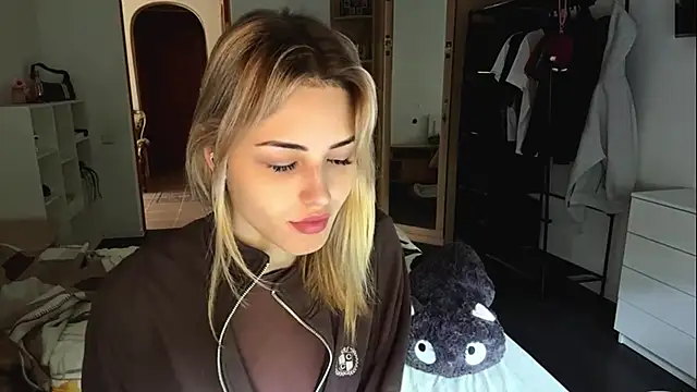Snapshot of Evva_mayy chatting on June 2026 05:50:02 AM Evva mayy online show from June 2026 05:50:02 AM