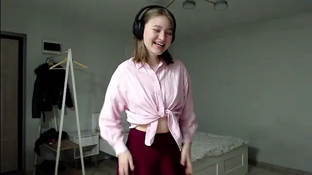 Snapshot of Mirrrra1 chatting on February 2026 09:11:02 PM Mirrrra1 online show from February 2026 09:11:02 PM