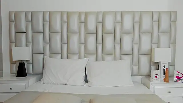 paola katy dicks online show from December 2024 01:59:02 PM