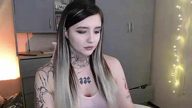 Snapshot of Rin_Tozier chatting on February 2026 03:06:01 AM Rin Tozier online show from February 2026 03:06:01 AM