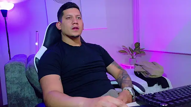Snapshot of _robertobaggioo chatting on July 2026 12:36:02 PM robertobaggioo online show from July 2026 12:36:02 PM