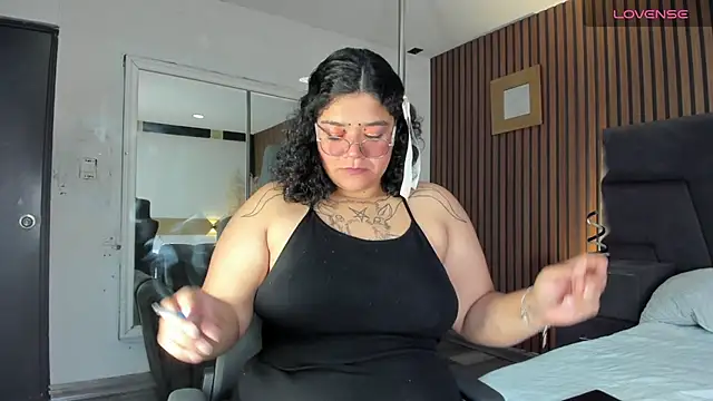 Snapshot of DarkReed chatting on February 2026 06:01:01 AM DarkReed online show from February 2026 06:01:01 AM