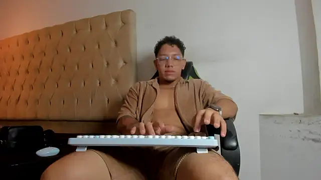 Snapshot of MaxSeduce23 chatting on February 2026 01:11:01 PM MaxSeduce23 online show from February 2026 01:11:01 PM