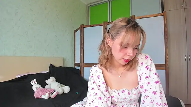GlitchyDolly online show from May 2026 03:57:01 AM