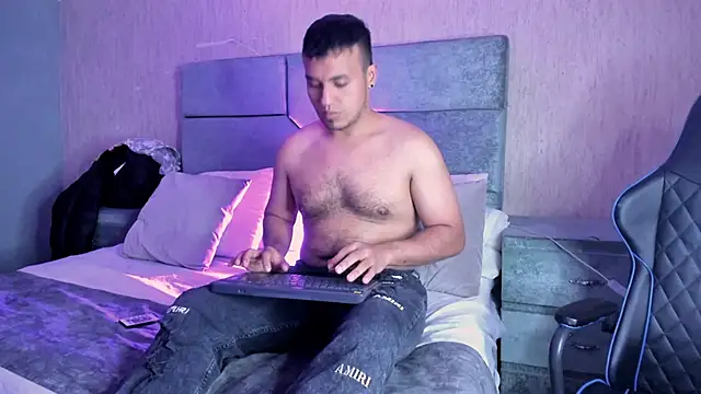 Snapshot of AronGarcia chatting on February 2026 08:09:02 PM AronGarcia online show from February 2026 08:09:02 PM