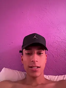 Snapshot of glopetitooo chatting on June 2026 12:51:02 PM glopetitooo online show from June 2026 12:51:02 PM