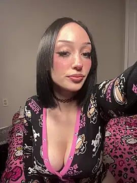 strwbrrymilk online show from March 2026 03:41:02 AM