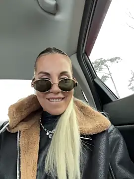 Snapshot of LisaMurr chatting on April 2026 12:21:02 PM LisaMurr online show from April 2026 12:21:02 PM