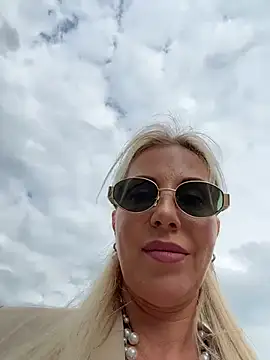 Snapshot of LisaMurr chatting on May 2026 01:08:02 PM LisaMurr online show from May 2026 01:08:02 PM