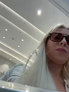 Snapshot of LisaMurr chatting on May 2026 10:01:01 AM LisaMurr online show from May 2026 10:01:01 AM