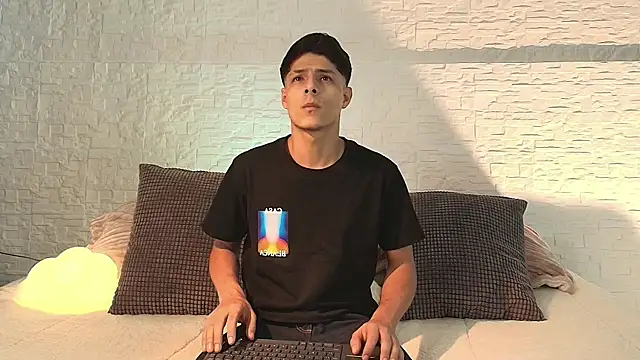 Eliassalvatore  online show from April 2026 05:32:02 PM