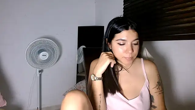 Snapshot of MiaDiamontLatin chatting on May 2026 03:02:01 AM MiaDiamontLatin online show from May 2026 03:02:01 AM
