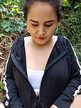 yissela92 online show from March 2026 04:37:01 PM