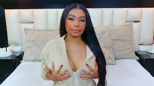 Snapshot of MiaDiamod chatting on June 2026 01:28:01 PM MiaDiamod online show from June 2026 01:28:01 PM