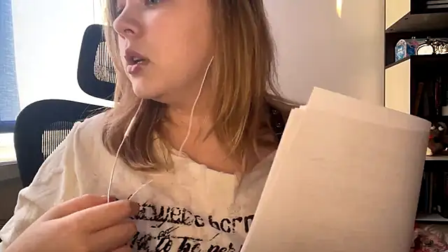 TomikoPfau online show from April 2026 02:12:01 PM