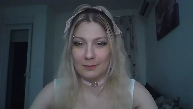 Foxy Bright online show from March 2026 07:30:02 PM