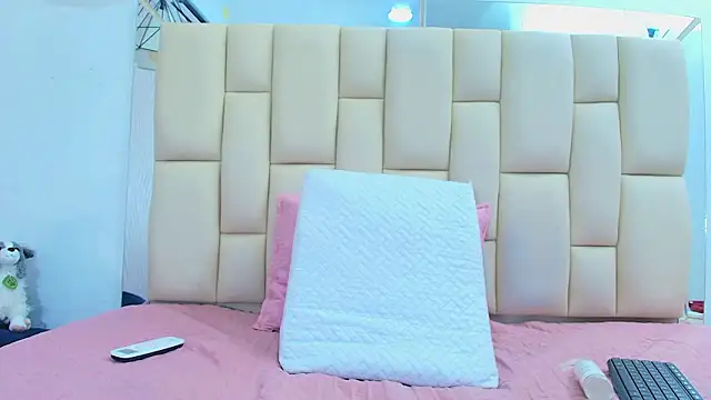 Lana Sliim online show from February 2026 12:15:01 PM