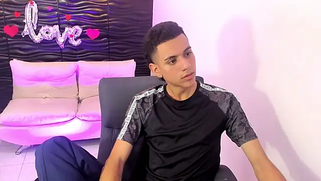 dominicjonnes online show from April 2026 07:58:02 PM