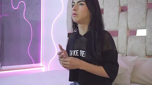 Fernanda thail  online show from April 2026 08:32:02 PM