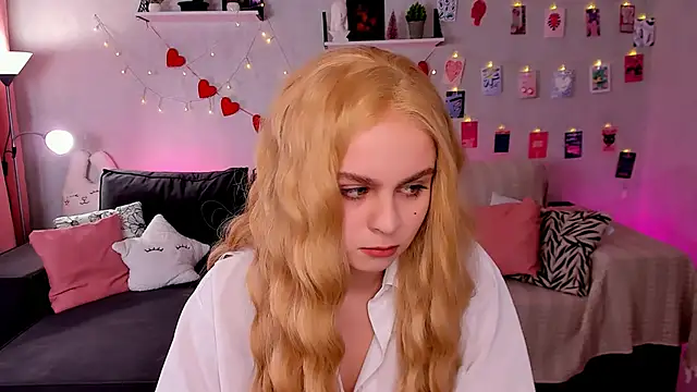 Snapshot of VivienAllen chatting on February 2026 09:08:01 AM VivienAllen online show from February 2026 09:08:01 AM