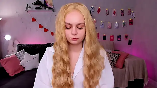 Snapshot of VivienAllen chatting on March 2026 09:38:02 AM VivienAllen online show from March 2026 09:38:02 AM