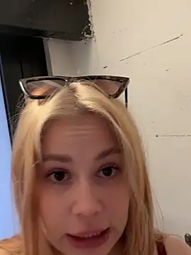 Dipamelly online show from May 2026 01:41:02 PM