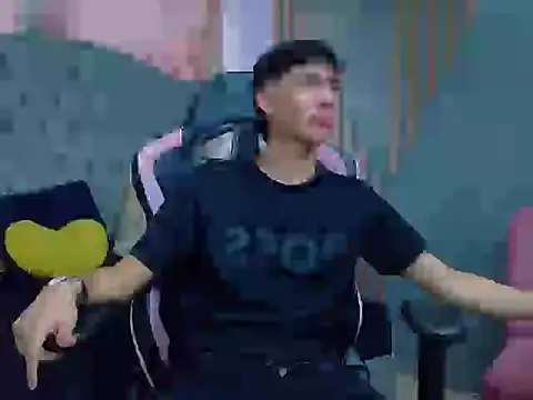 Snapshot of AronTawers chatting on February 2026 09:13:02 PM AronTawers online show from February 2026 09:13:02 PM