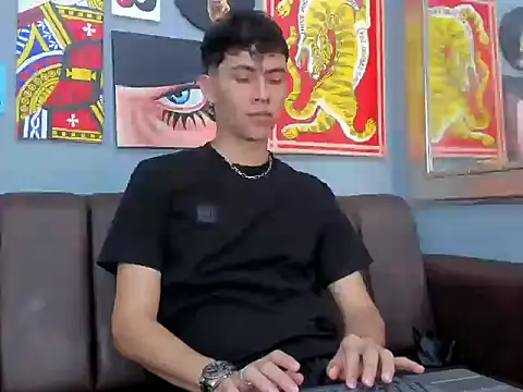 Snapshot of AronTawers chatting on March 2026 06:58:02 PM AronTawers online show from March 2026 06:58:02 PM