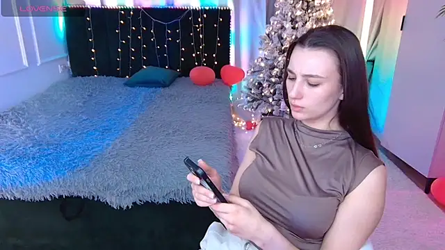 Vivian Wee online show from February 2026 09:15:02 PM