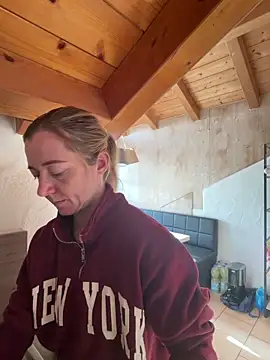 Snapshot of FitAnna chatting on March 2026 07:59:01 AM FitAnna online show from March 2026 07:59:01 AM