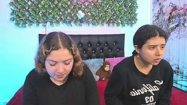 Snapshot of valeria_and_zoe chatting on April 2026 02:00:02 PM valeria and zoe online show from April 2026 02:00:02 PM
