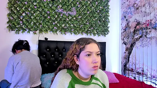 Snapshot of valeria_and_zoe chatting on May 2026 03:40:01 PM valeria and zoe online show from May 2026 03:40:01 PM