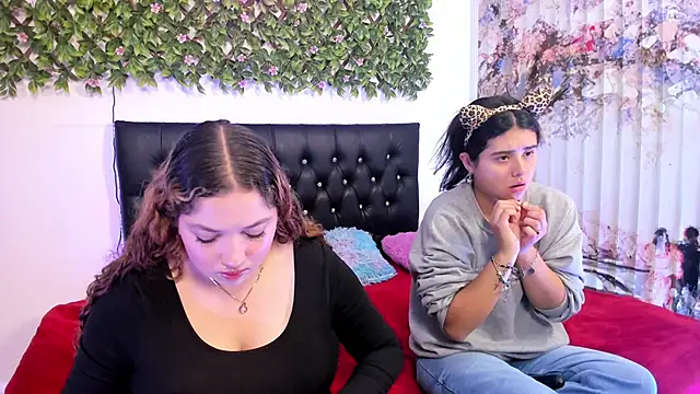 Snapshot of valeria_and_zoe chatting on May 2026 02:02:01 PM valeria and zoe online show from May 2026 02:02:01 PM