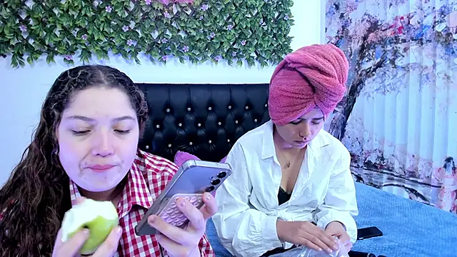 Snapshot of valeria_and_zoe chatting on May 2026 02:12:01 PM valeria and zoe online show from May 2026 02:12:01 PM