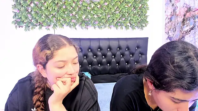 Snapshot of valeria_and_zoe chatting on May 2026 02:24:02 PM valeria and zoe online show from May 2026 02:24:02 PM